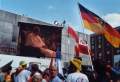 2005.08.18.-leinwand fluss  Leinwand zeigt den Papst am Rhein.